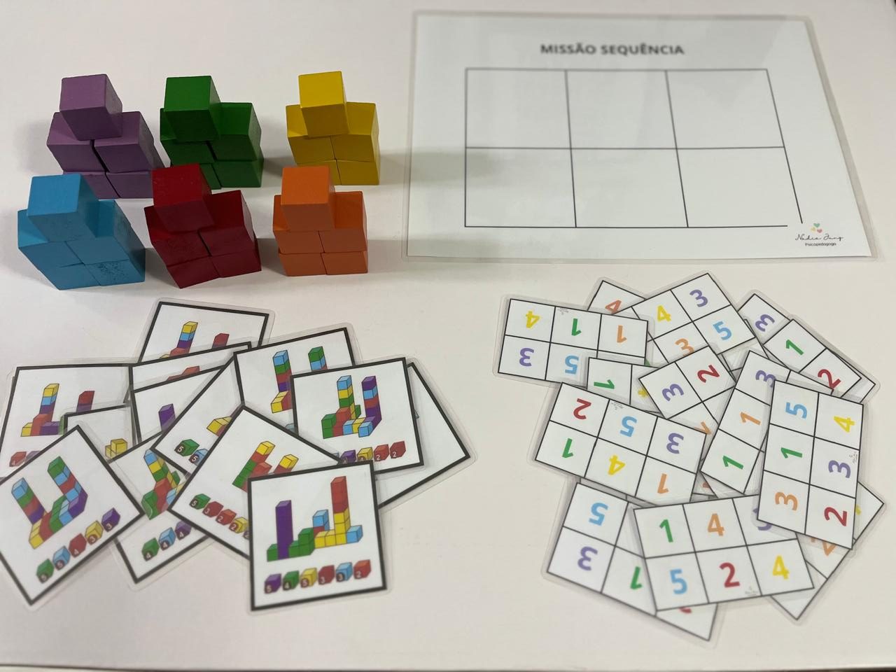 Jogo Missão Sequência- Reproduzir, Construir e Ordenar com Cubos Coloridos