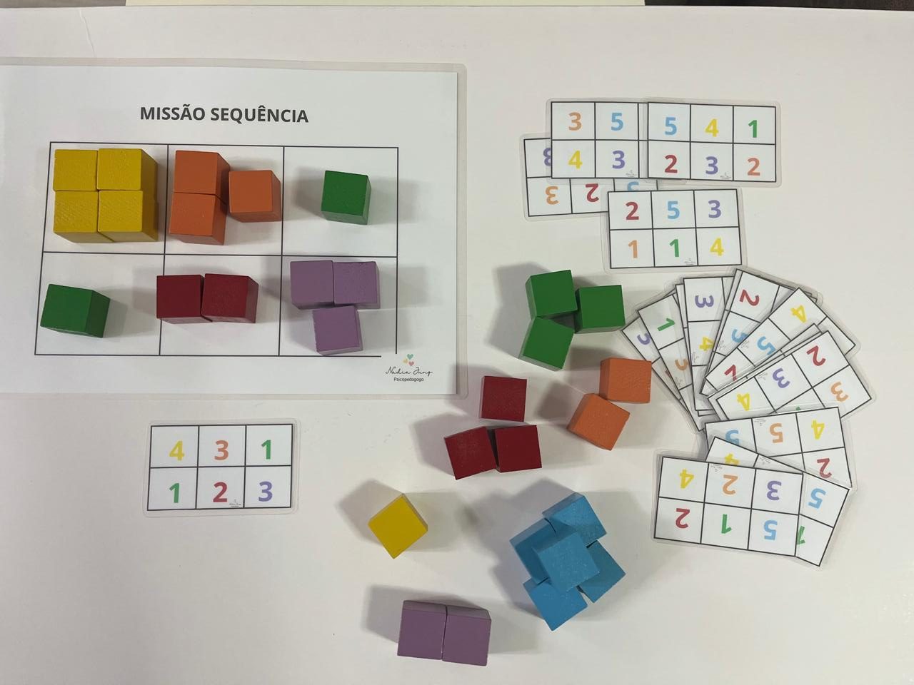 Jogo Missão Sequência- Reproduzir, Construir e Ordenar com Cubos Coloridos - Imagem 3
