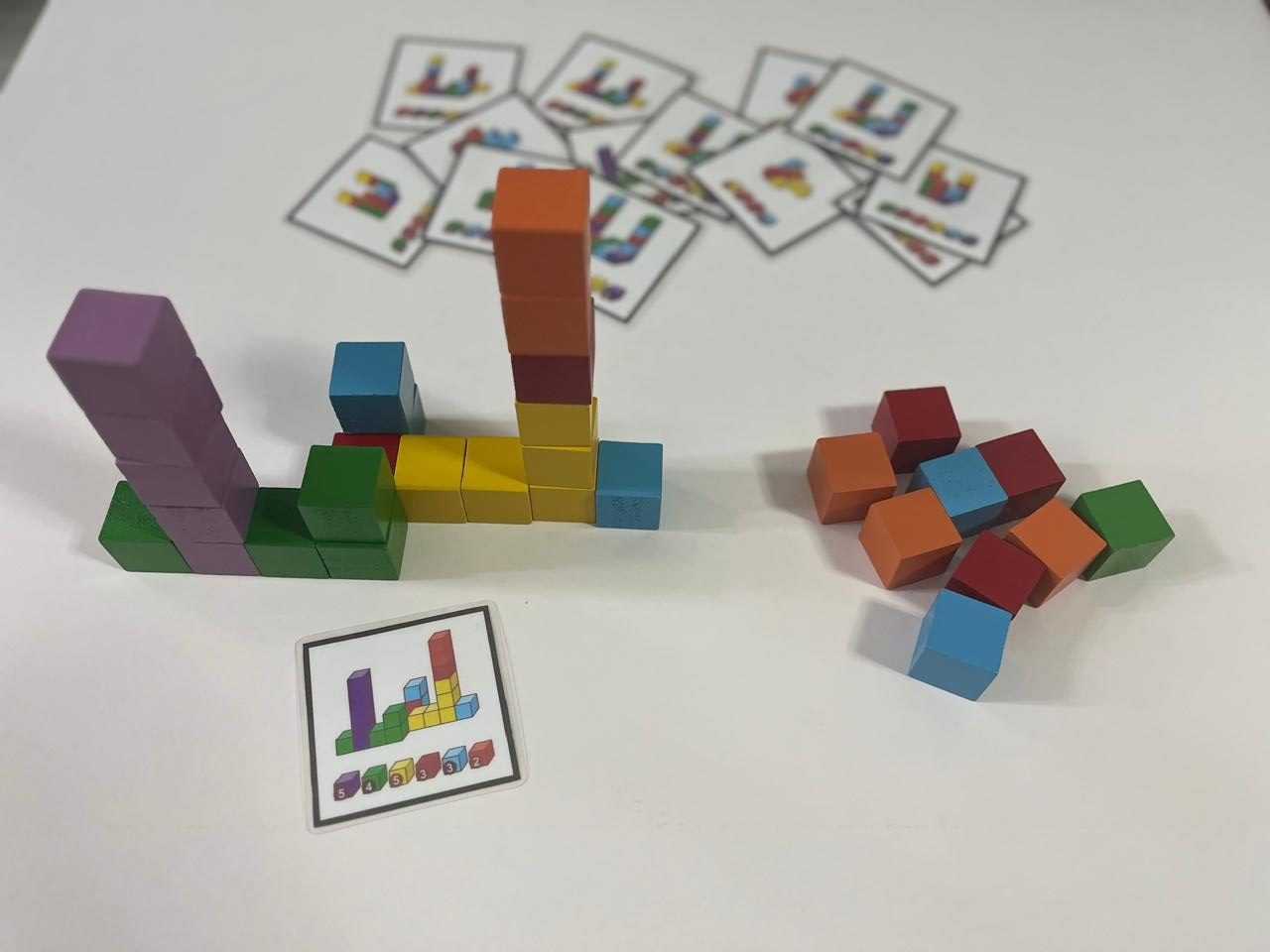 Jogo Missão Sequência- Reproduzir, Construir e Ordenar com Cubos Coloridos - Imagem 5